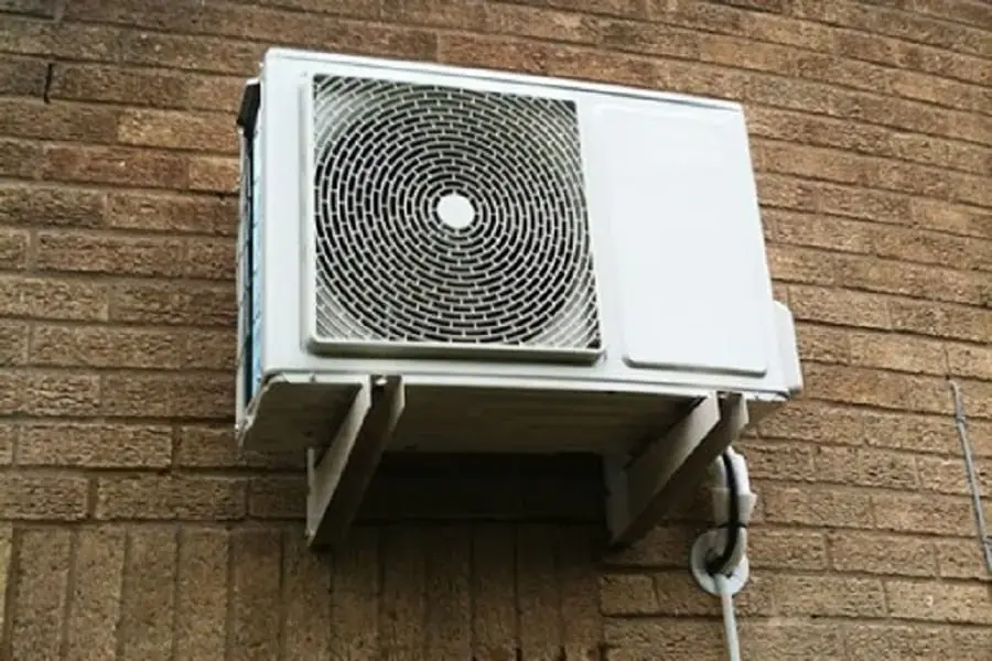 Dọn dẹp các vật cản xung quanh để cục nóng hoạt động tốt hơn (Hình ảnh: Shreeroshanaircon)