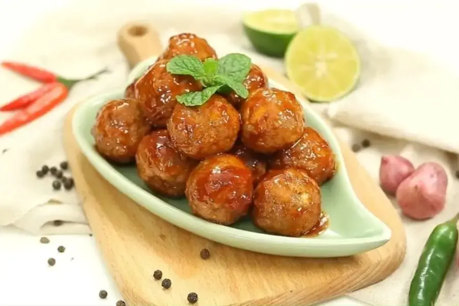 Cá viên, bò viên được đem chiên có màu vàng ruộm.