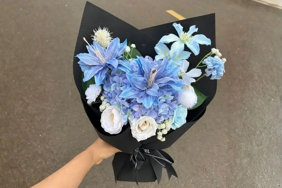 Mẫu bó hoa tông xanh dương gợi cảm giác bình yên, chân thành, tin tưởng và hy vọng