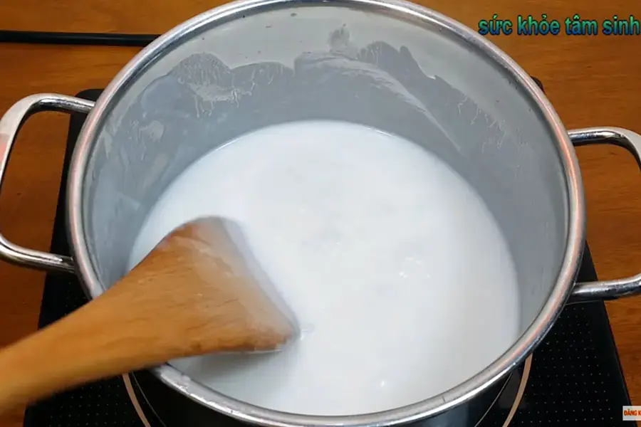 Nấu nước cốt dừa