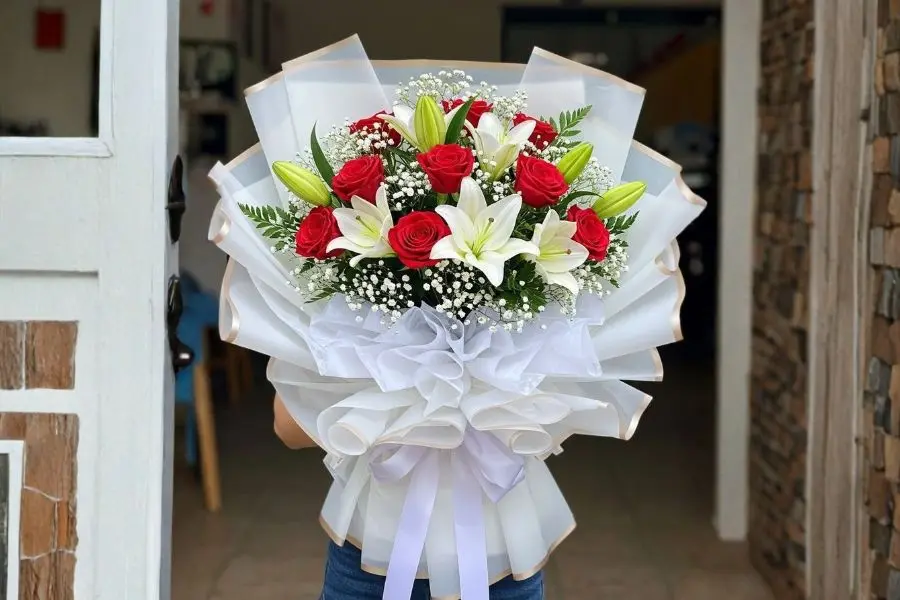 Mẫu bó hoa hồng phối hoa baby và hoa ly tượng trưng cho tình yêu lãng mạn và thanh cao