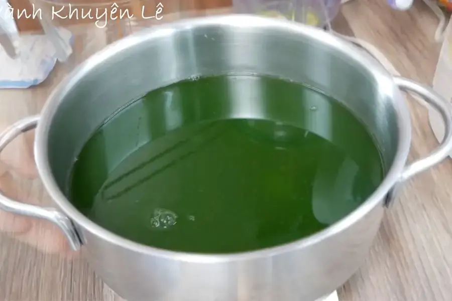 Cho bột rau cau vào nước lá dứa
