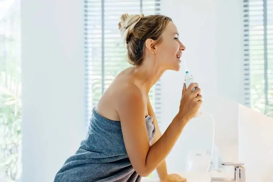 Vệ sinh bằng máy tăm nước