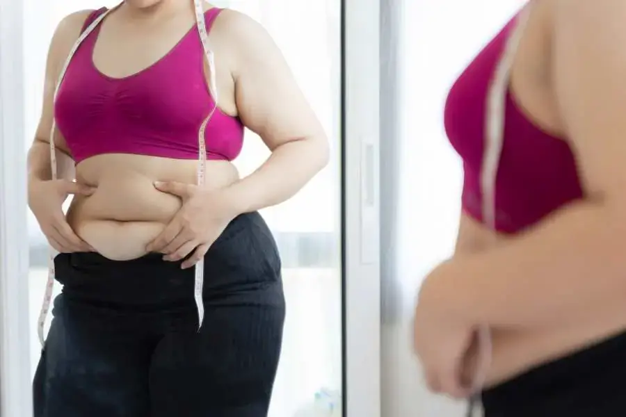 Ăn uống không lành mạnh là nguyên nhân chính dẫn đến vấn đề mỡ bụng.