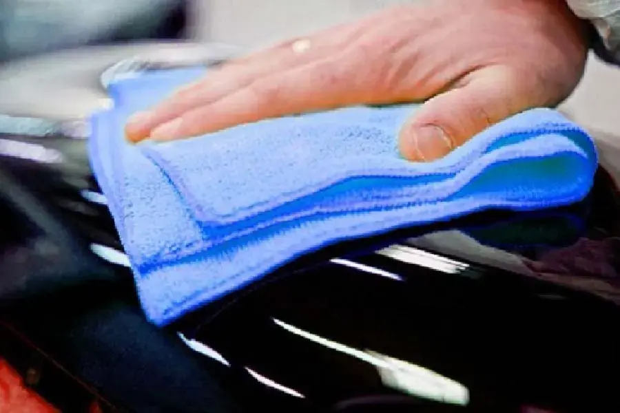 Vệ sinh sạch các vết băng kính trên xe khá đơn giản (Nguồn: Intietkiem.com)