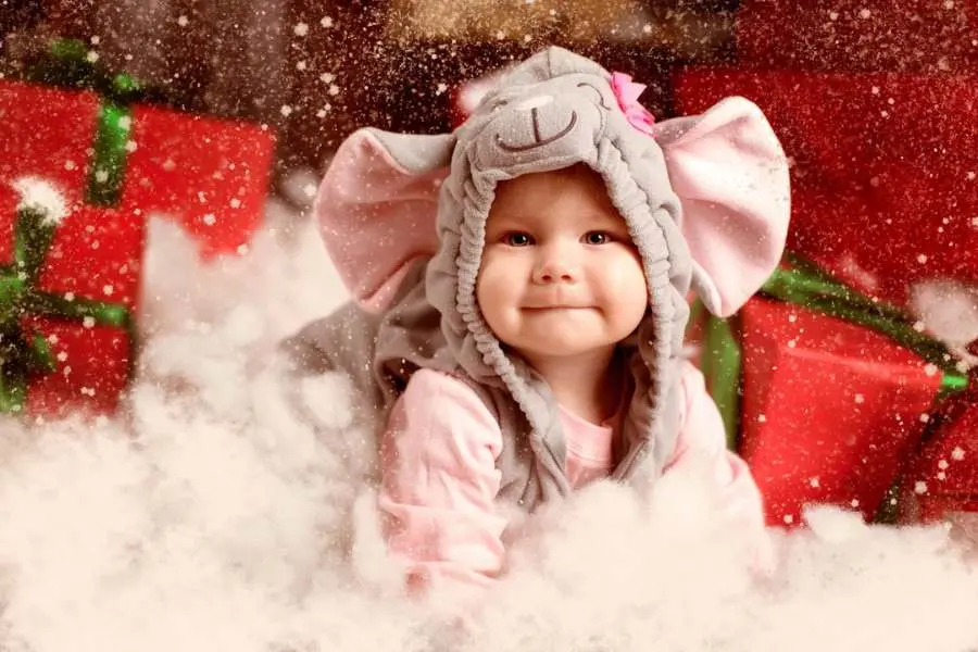 Khám phá khoảnh khắc đáng yêu khi bé trải qua lần đầu tiên chào đón Giáng Sinh.
