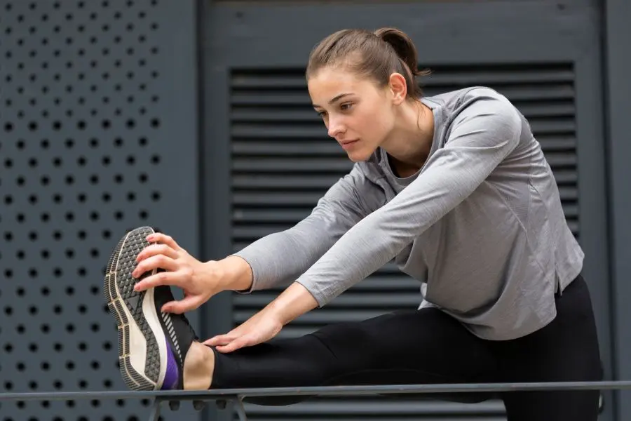 Việc khởi động trước mỗi buổi tập gym giúp cơ thể linh hoạt, ít chấn thương.