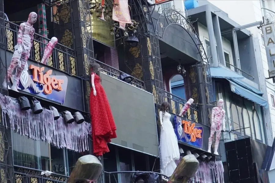 Các hàng quán tại Phố Tây Bùi Viện được trang hoàng với các hình nộm ma quỷ vô cùng rùng rợn.