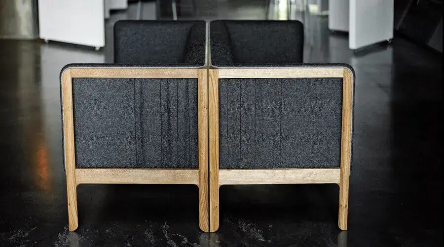 Khung ghế làm bằng gỗ tự nhiên và dán bằng keo dính sẽ chiếc sofa chất lượng