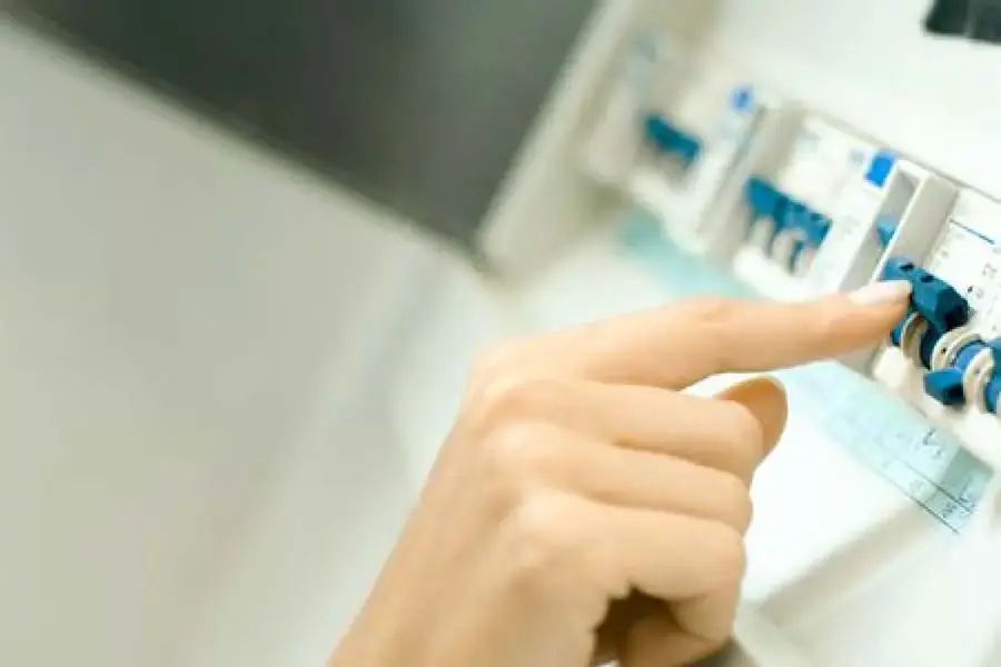 Đây là cách mở máy lạnh khi không có remote hiệu quả nếu lần sử dụng trước bạn tắt bằng cầu dao (Hình ảnh: Thespruce)