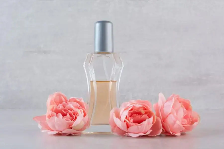 Nước hoa sẽ khiến cô gái của bạn trở nên hấp dẫn, xinh đẹp hơn.