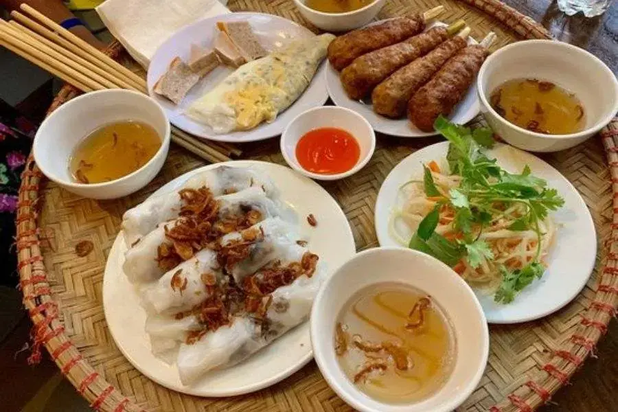 Ăn kèm bánh cuốn với thực phẩm giàu chất xơ và protein.