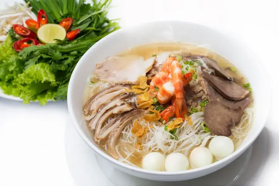 Làm bữa sáng ngon lành cho cả nhà với tô hủ tiếu nóng hổi