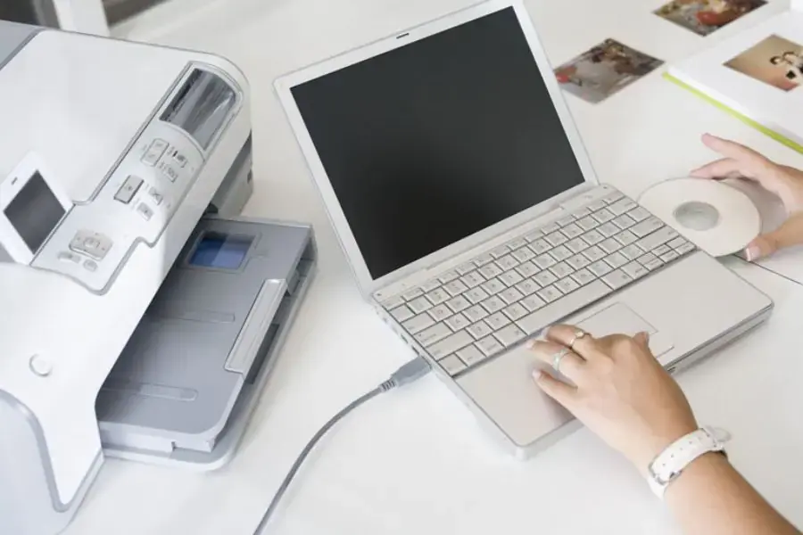 Kết nối máy tính với máy in thông qua dây cáp USB