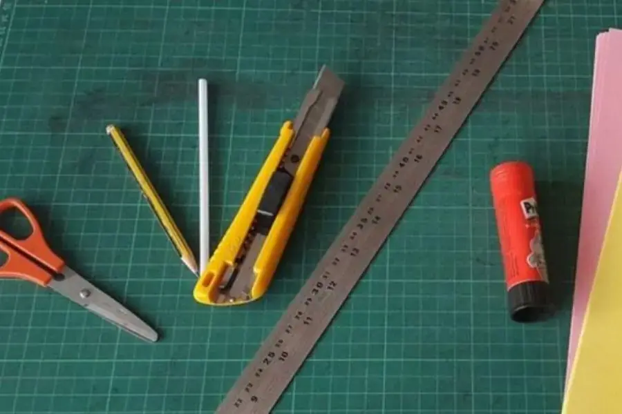 Các vật dụng mà các tín đồ DIY luôn có sẵn và dễ dàng tìm kiếm như dao cắt, kéo, keo dán,...