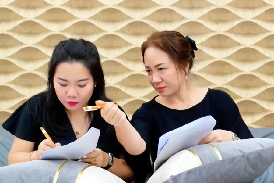 Giám khảo xem xét và chấm điểm vòng 3.