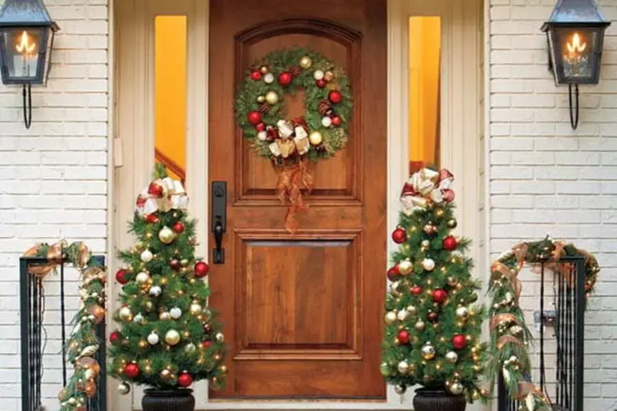Mẫu trang trí Noel cửa ra vào được gắn thêm một khung nguyệt quế thích hợp với những người ưa chuộng sự đơn giản. 