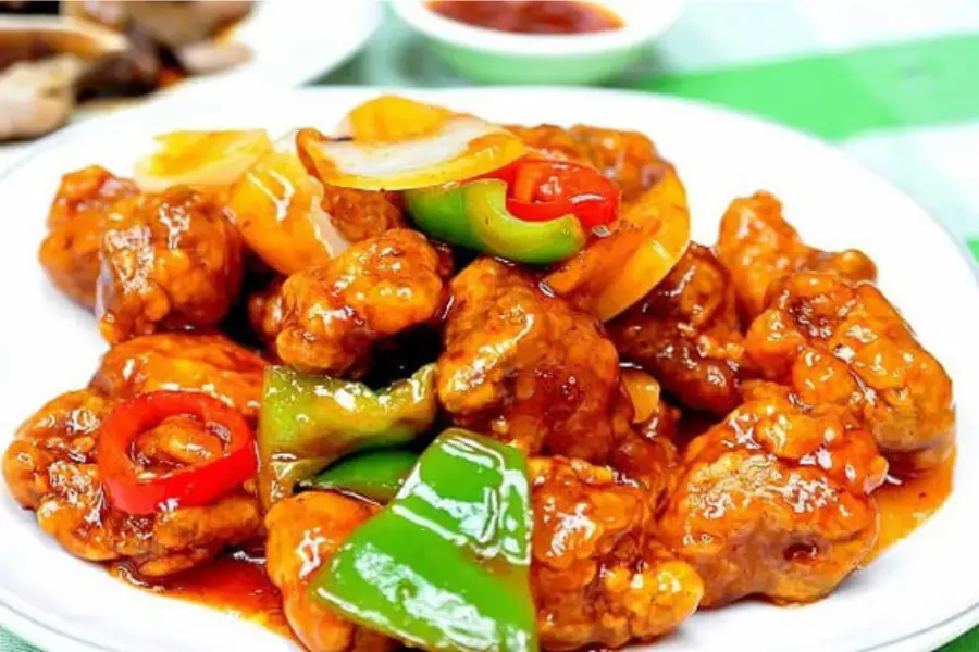 Sườn xào chua ngọt cay nồng bắt mắt.