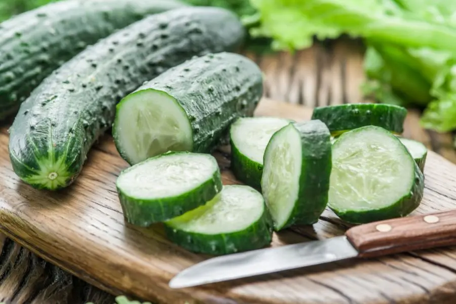 Mặt nạ làm trắng da với dưa chuột.