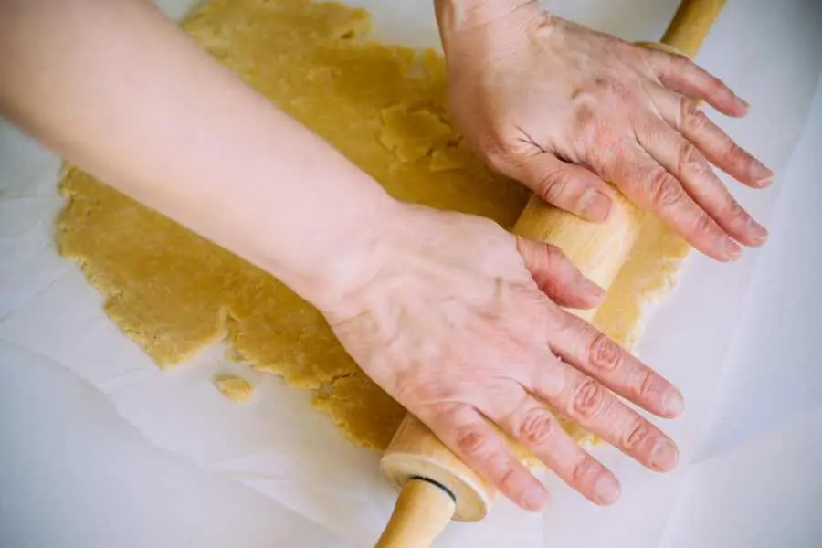 Tỉ lệ nhân và bột bánh cần được chia phù hợp với kích thước.