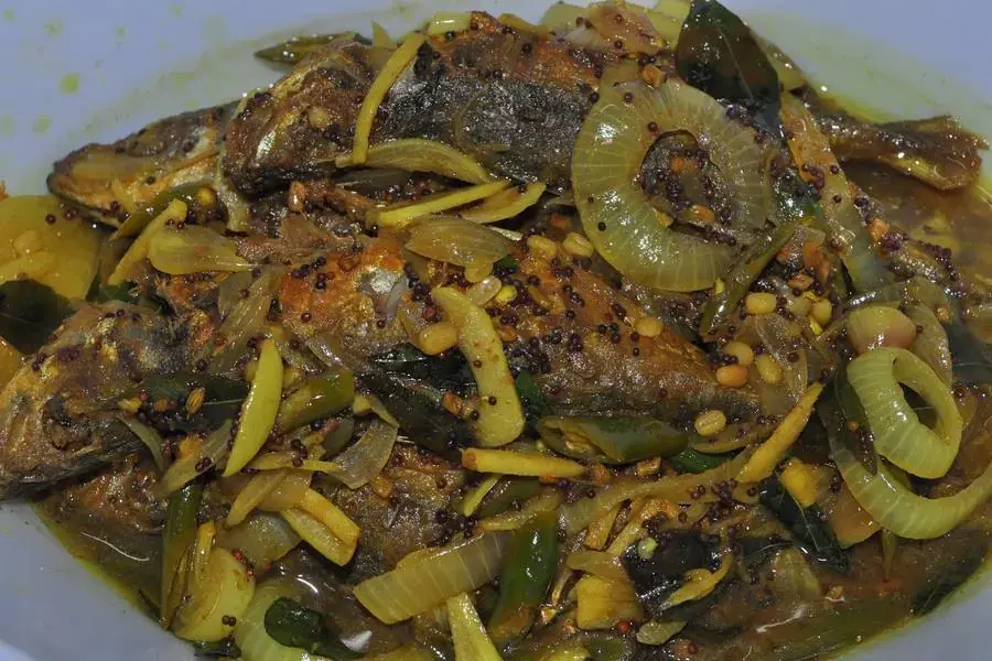 Món ăn dân dã cá trắm kho dưa cải.