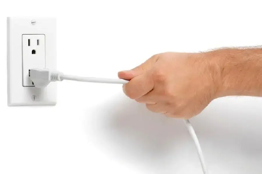 Đảm bảo bạn đã ngắt nguồn điện để đẩm bảo an toàn cho máy và bản thân bạn (Hình ảnh: Naurok)