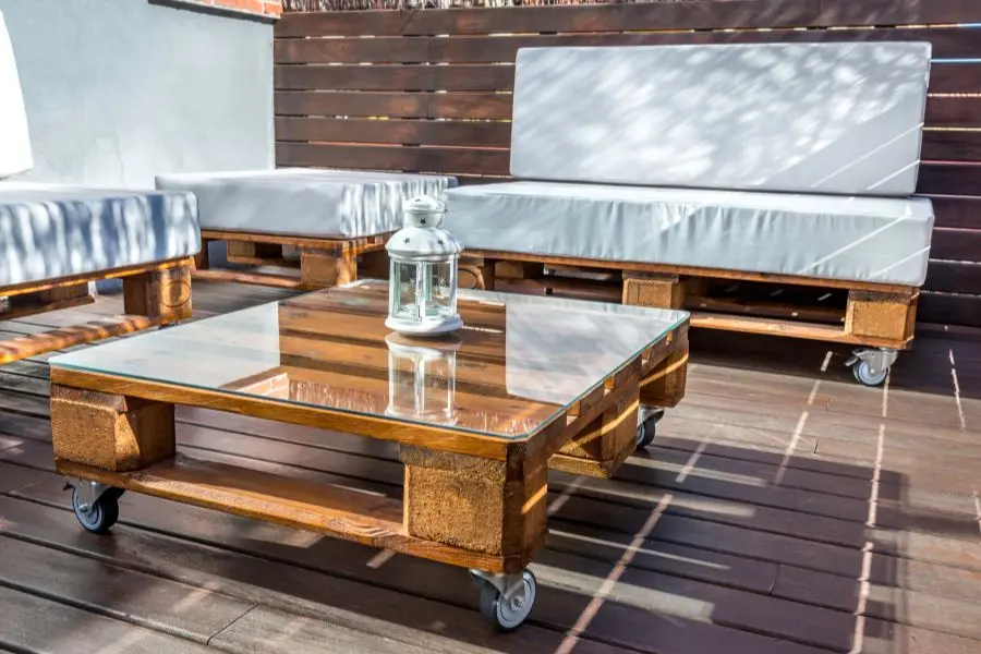 Bộ Sofa bằng gỗ Pallet ngoài trời có bánh xe.