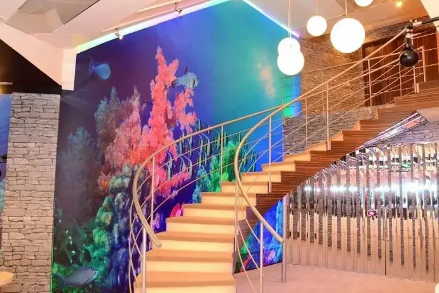 Trang trí cầu thang phòng khách với các bức tranh về âm nhạc, mỹ thuật