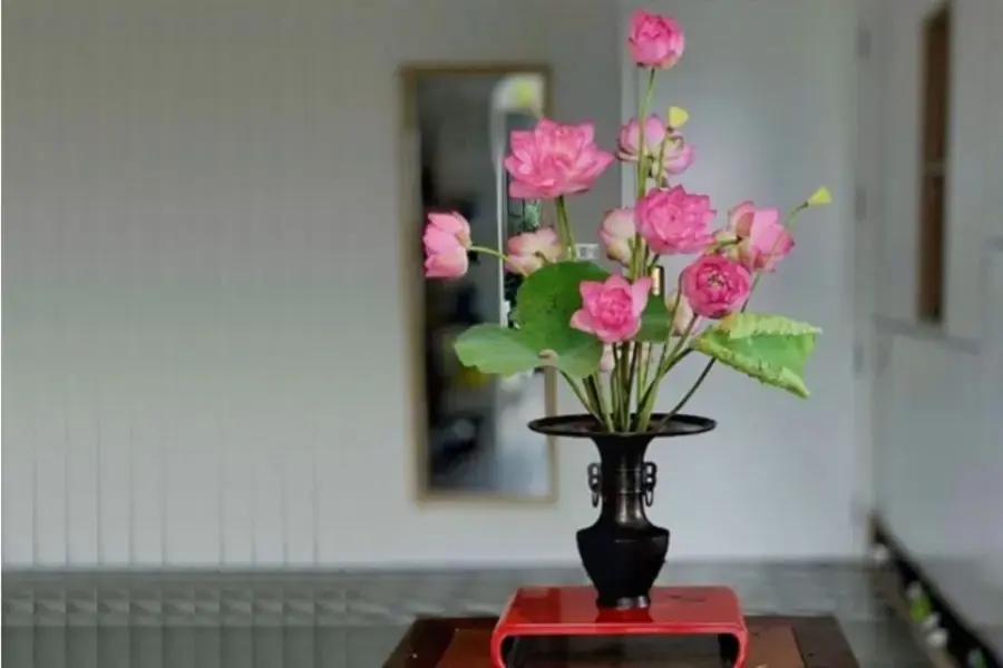 Cắm hoa sen kiểu truyền thống là cách thức phổ biến thường được nhiều người áp dụng khi trưng bày.