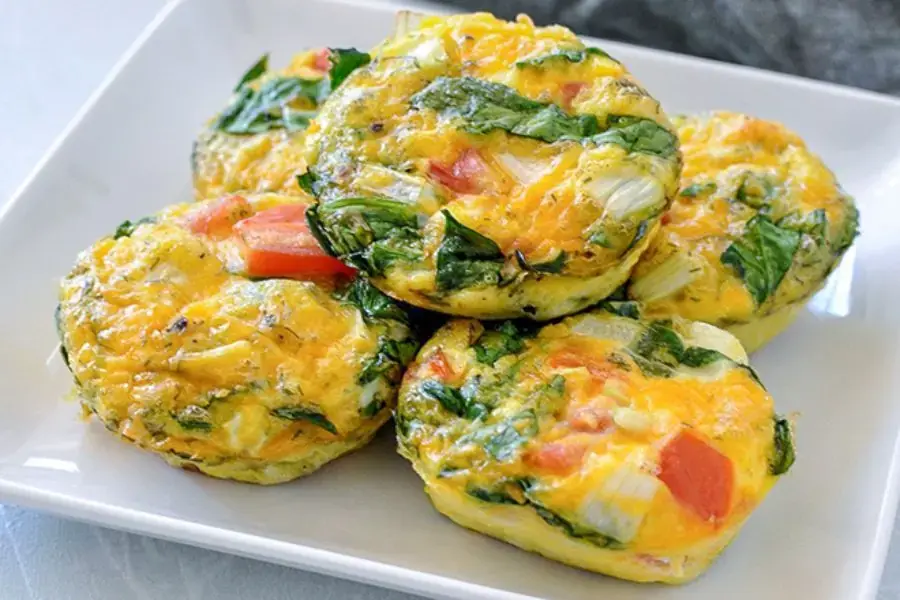 Món trứng chiên rau củ với gà giàu protein
