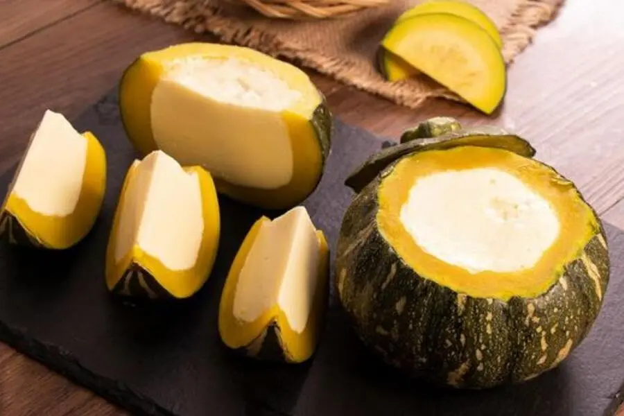 Hấp bánh flan với vỏ quả bí đỏ.
