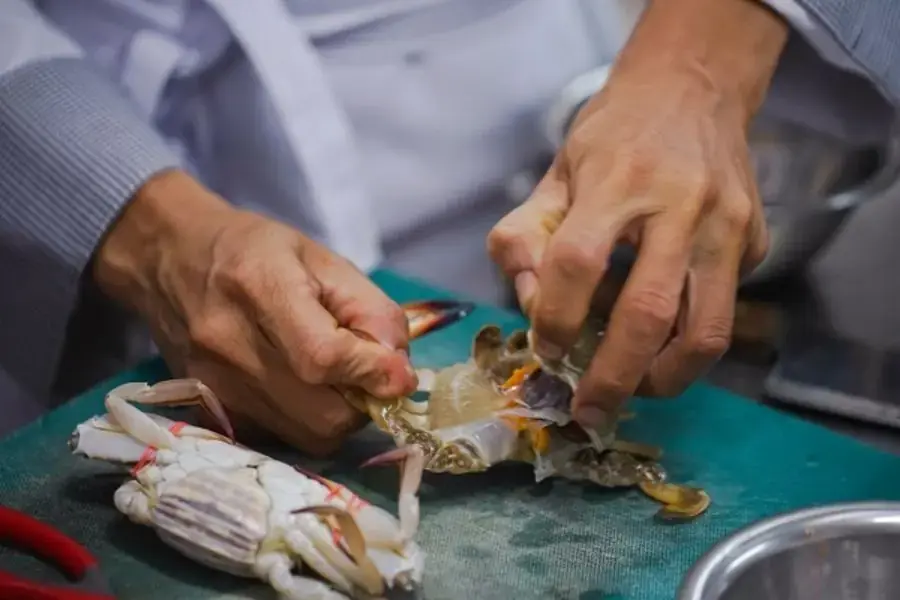 Lột yếm và mai ghẹ ra khi sơ chế