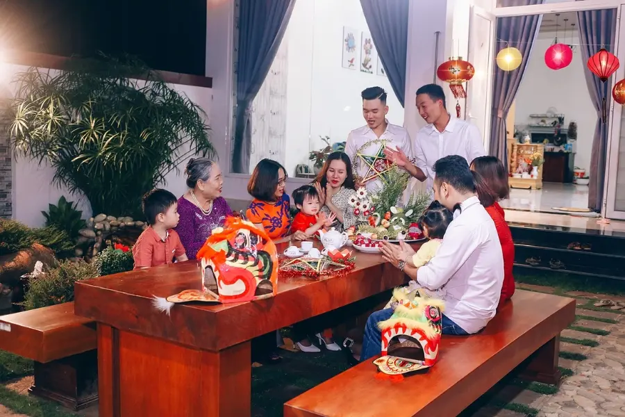 Gia đình quây quần bên mâm cỗ, cùng nhau thưởng thức bánh Trung Thu và tận hưởng không khí ấm áp của đêm Rằm.