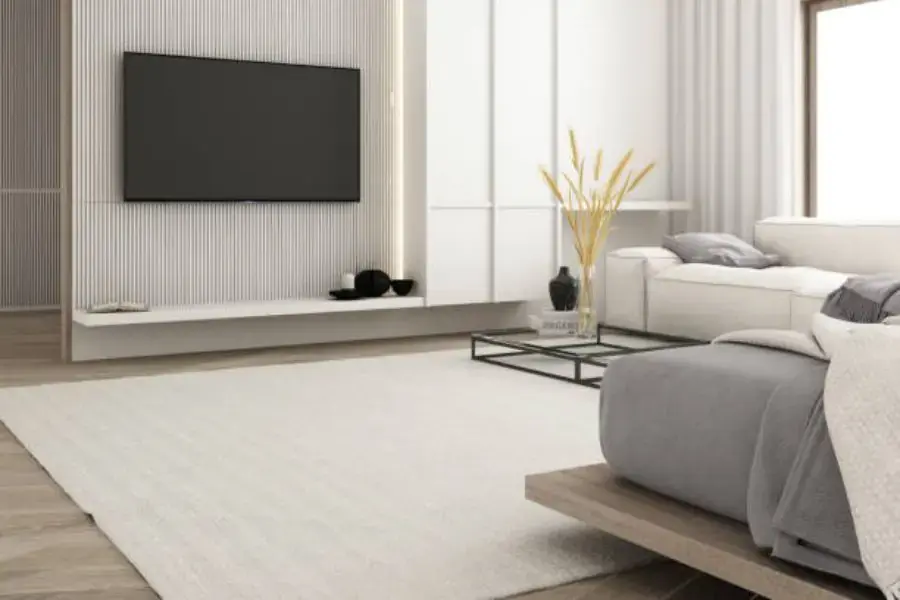 Trang trí phòng khách nhà vuông với nội thất đơn giản sofa và tivi