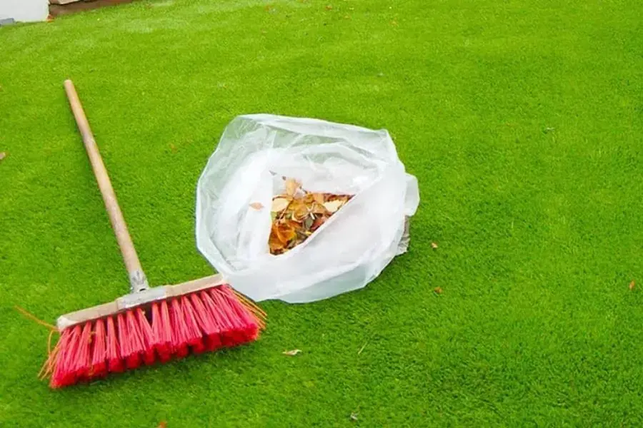 Vệ sinh thảm cỏ nhân tạo bằng chổi