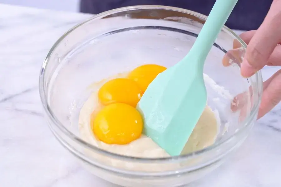 Cho bột, đường, trứng gà, vani, sữa vào khuấy đều để làm nhân bánh.