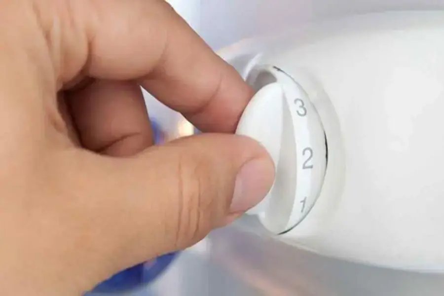 Giảm nhiệt độ mức thấp nhất để giảm lượng điện tiêu thụ và giữ cho tủ lạnh hoạt động tốt (Nguồn: dienmayxanh.com)