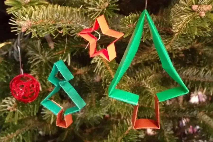 Xếp Origami hình ngôi sao làm phụ kiện trang trí cây thông Noel.