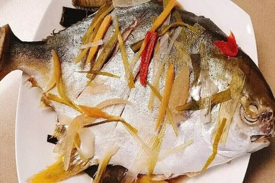 Món cá biển hấp rượu vang tuy lạ nhưng rất ngon miệng