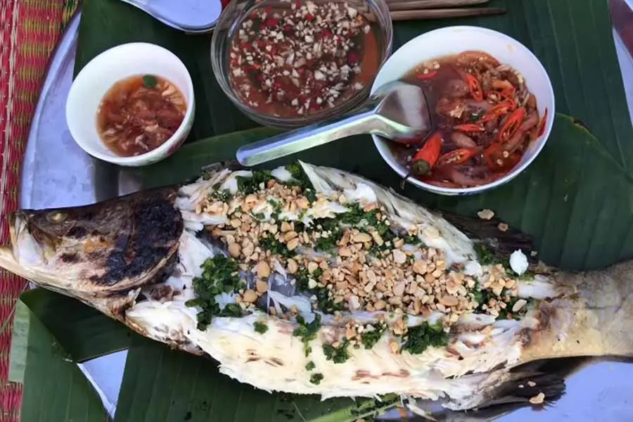 Cá chẽm nướng mỡ hành chấm cùng nước mắm chua ngọt là đúng bài.