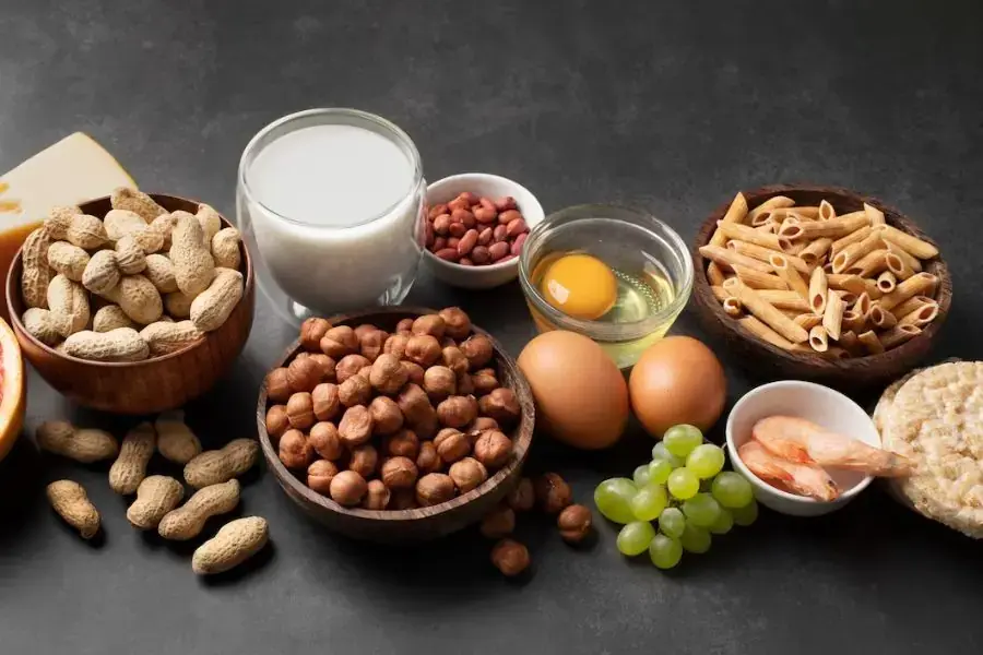 Ăn lạc cùng các thực phẩm giàu carbohydrate lành mạnh.