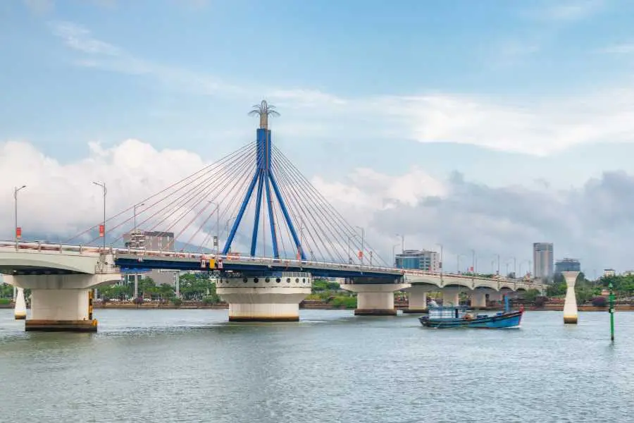 Ngắm cầu sông Hàn ban đêm sẽ thấy ánh đèn chiếu xuống mặt nước huyền ảo.