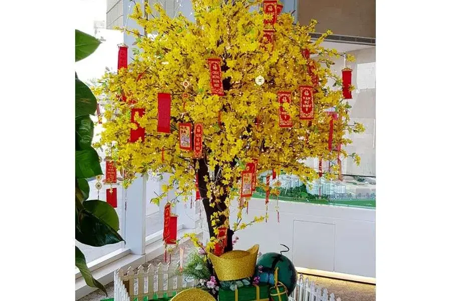 Trang trí cây mai giả giống cây mai thật.