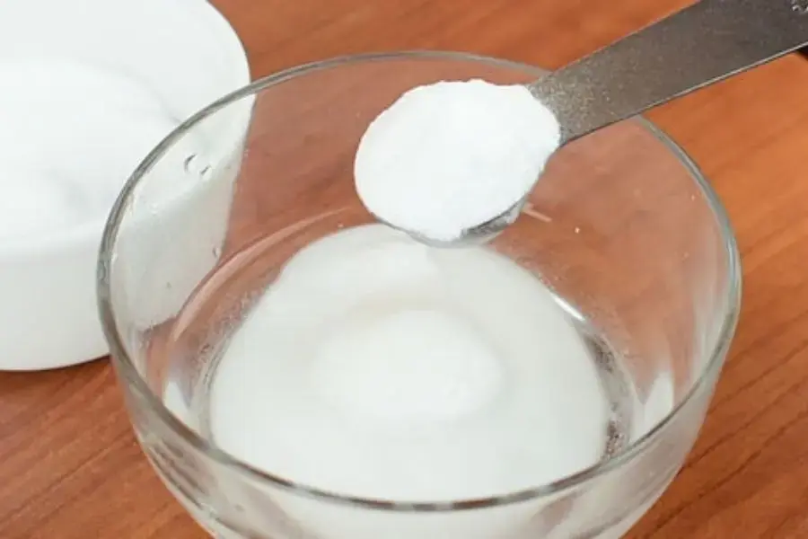 Hỗn hợp baking soda và nước giúp làm sạch vết mực trên ghế sofa da