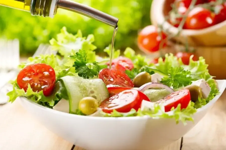 Menu Healthy với salad rau xà lách, cà chua, dưa chuột