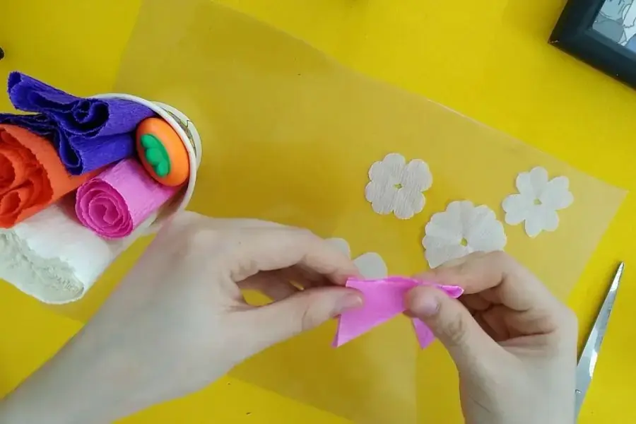 Nguyên liệu cần thiết làm đồ trang trí bằng giấy gồm có giấy, bìa cứng, kéo, keo,...