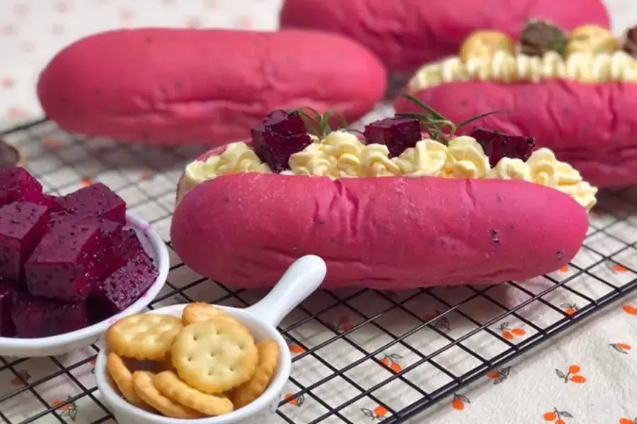 Bánh mì được làm từ bột mì và nước ép thanh long 