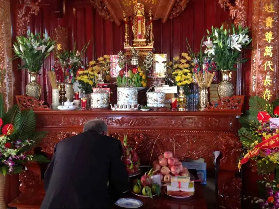 Trước khi tiến hành dọn dẹp bàn thờ, gia chủ cần thắp hương khấn vái (Nguồn: Noithatticon)