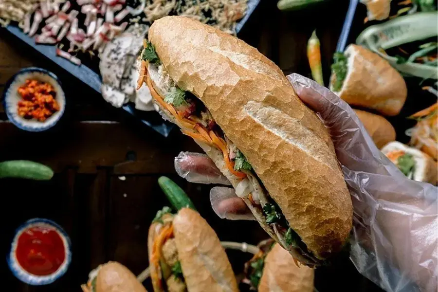Bánh mì kẹp nhân thường cung cấp nhiều chất dinh dưỡng và calo hơn thông thường.