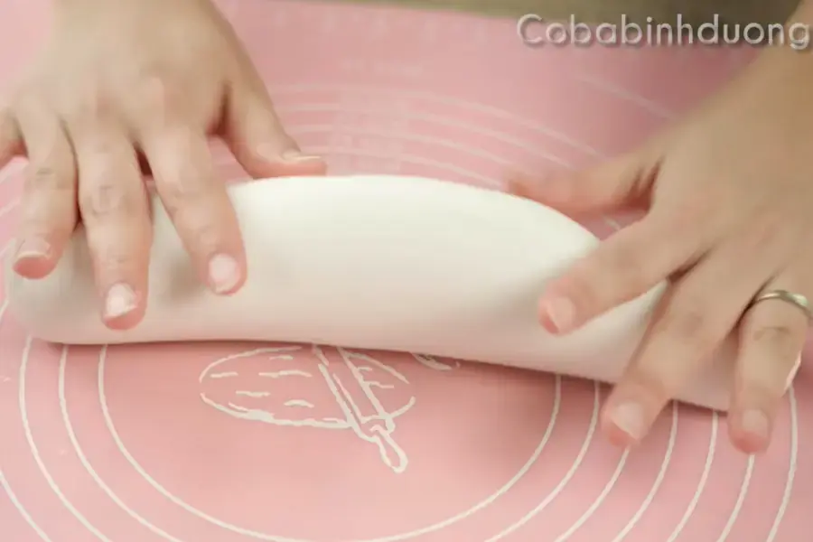 Nhào bột làm bánh bột lọc